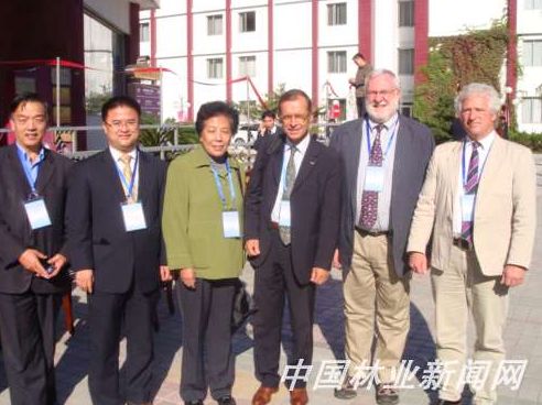 李龙生参加第23届国际杨树大会，与参会者合影。
